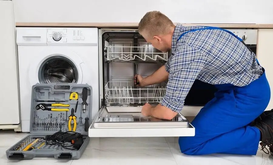 Etimesgut Awox servisi teknisyen ekibi beyaz eşya tamiri yaparken